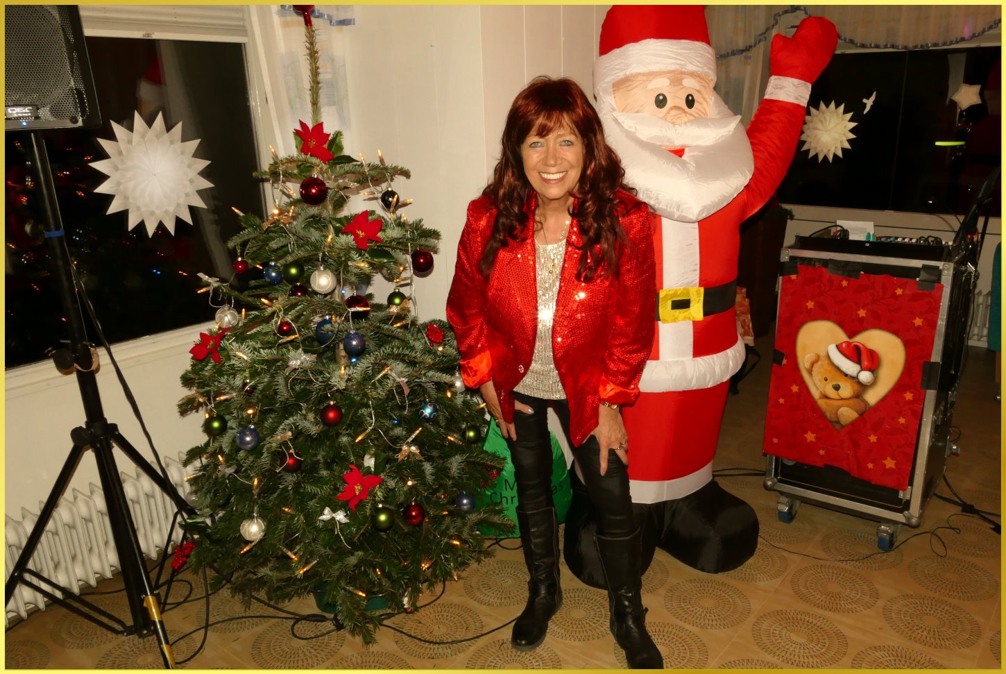 Marina steht neben Weihnachtsmann und Weihnachtsbaum.