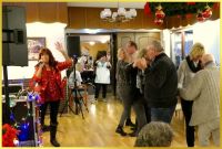 Tanzendes Publikum bei einer Weihnachtsfeier.